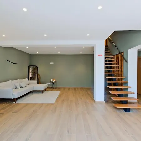 Lovely Fully Equipped Near Subway N8