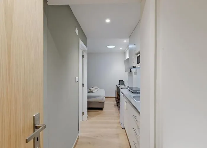 Lovely Fully Equipped Near Subway N8 *